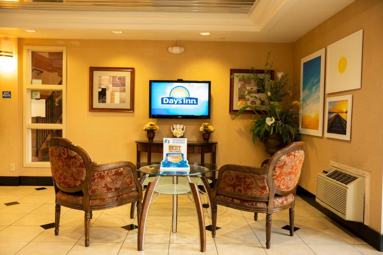 Days Inn By Wyndham Concord Exterior foto